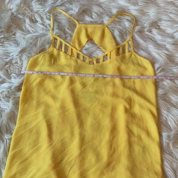 Naked Zebra Yellow Cut Out Sleeveless Blouse Size Small - Picture 6 of 7